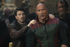 Chris Evans e Dwayne Johnson in Uno Rosso - Immagine dal set