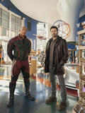 Dwayne Johnson e Chris Evans sul set del film Uno Rosso