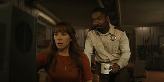 Rashida Jones e David Oyelowo in Silo 1x01