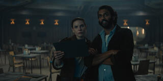 Rebecca Ferguson e Avi Nash in Silo 1x05