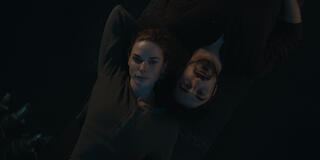 Rebecca Ferguson e Ferdinand Kingsley in Silo 1x06