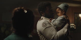 Chinaza Uche e Caitlin Zoz in Silo 1x06