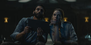 Avi Nash e Rebecca Ferguson in Silo 1x07