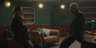 Rebecca Ferguson e Tim Robbins in Silo 1x07