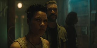 Remmie Milner e Shane McRae in Silo 1x10