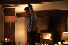 Andrew Garfield in We Live In Time - Immagine dal set