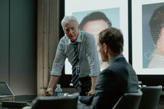 Richard Gere come Bosko e Michael Fassbender come Martian in The Agency 1x00