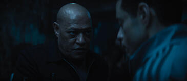 (S-D) Laurence Fishburne come Henderson e Rami Malek come Heller in The Amateur