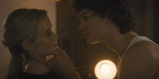 Sarah Catherine Hook (Caroline Merteuil), Zac Burgess (Lucien Belmont) in Cruel Intentions - Stagione 1