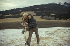 Michelle Randolph come Elizabeth e Darren Mann come Jack in 1923 2x04