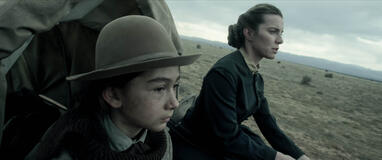 (S-D) Preston Mota come Devin Rowell e Betty Gilpin come Sara Rowell in American Primeval 1x01