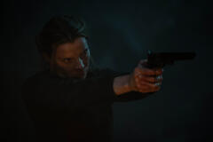 Betty Gilpin come Sara Rowell in American Primeval 1x03