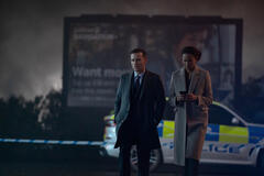 (S-D) Andrew Scott come Baron e Fola Evans-Akingbola come Wendy in Back In Action