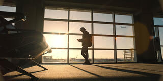 Jason Bateman come Traveler in Carry-On