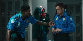 (S-D) Sinqua Walls come Jason Noble e Taron Egerton come Ethan Kopek in Carry-On