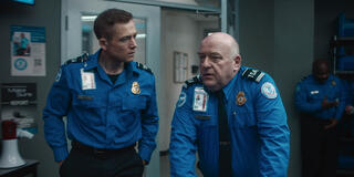 (S-D) Taron Egerton come Ethan Kopek e Dean Norris come Phil Sarkowski in Carry-On