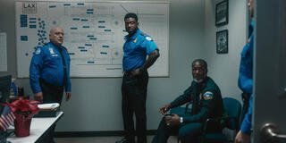 (S-D) Dean Norris come Phil Sarkowski, Sinqua Walls come Jason Noble, Curtiss Cook come Lionel Williams e Taron Egerton come Ethan Kopek in Carry-On