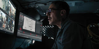 Theo Rossi come Watcher in Carry-On