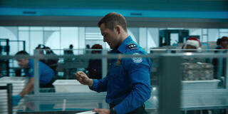 Taron Egerton come Ethan Kopek in Carry-On