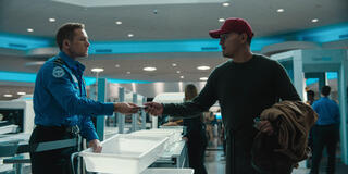 (S-D) Taron Egerton come Ethan Kopek e Tonatiuh come Mateo Flores in Carry-On