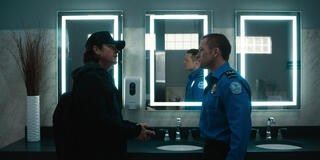 (S-D) Jason Bateman come Traveler e Taron Egerton come Ethan Kopek in Carry-On