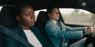 (S-D) Danielle Deadwyler come Elena Cole e Logan Marshall-Green come Agent Alcott in Carry-On