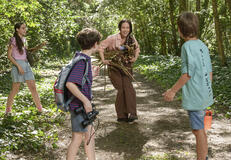 Jana Juarez (Ariana), Milo Lis (Rami), Natalia Oreiro (Patri Pomiró), Manuel Kaplan (Bautista) in Una mamma senza freni - Immagine dal set