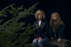 S-D: Christina Ricci come Misty e Samantha Hanratty come Teen Misty in Yellowjackets Stagione 3