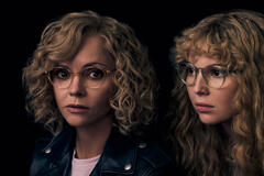 S-D: Christina Ricci come Misty e Samantha Hanratty come Teen Misty in Yellowjackets Stagione 3