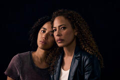 S-D: Jasmin Savoy Brown come Teen Taissa e Tawny Cypress come Taissa in Yellowjackets Stagione 3