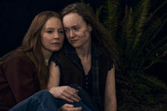 S-D: Lauren Ambrose come Van e Liv Hewson come Teen Van in Yellowjackets Stagione 3