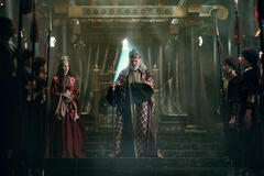 (Featured L-R) Mili Avital come Mariamne e Anthony Hopkins come King Herod in Mary
