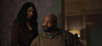 (S-D) Aarti Mann come Violet Ebner, Colton Dunn come Lester Kitchens in The Recruit 2x02