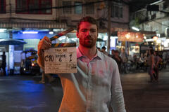 Gabriel Basso come Peter Sutherland in The Night Agent 2x01 - Foto dietro le quinte