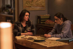 S-D Melanie Lynskey come Shauna e Sarah Desjardins come Callie Sadecki in Yellowjackets 3x01