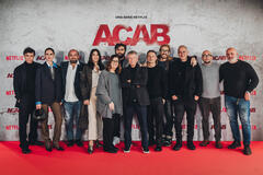 (S-D) Adriano Giannini, Valentina Bellè, Fabrizio Nardi, Donatella Finocchiaro, Tinny Andreatta, Pierluigi Gigante (dietro), Riccardo Tozzi, Michele Alhaique, Marco Giallini, Stefano Sollima, Filippo Gravino, Carlo Bonini al photocall di ACAB - La Serie