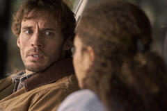 Sam Claflin come Patrick McKee e Antonia Thomas come Karina McKee in Bagman