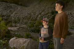 Matthew Stagg come giovane Patrick e Jordan Gubian come giovane Liam in Bagman