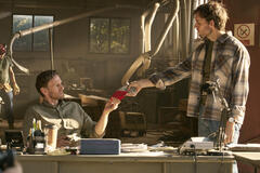 Steven Cree come Liam McKee e Sam Claflin come Patrick McKee in Bagman