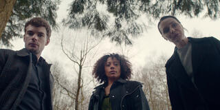 (S-D) Charlie Hamblett come Charlie Parker, Rosalind Eleazar come Kat, Catherine Ayers come Nia in Missing You 1x01