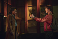 (S-D) Rosalind Eleazar come Kat, Oscar Kennedy come Brendan in Missing You 1x02