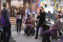 David Hornsby, Charlotte Nicdao, Jessie Ennis, Rob McElhenney e F. Murray Abraham in Mythic Quest 1x01