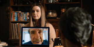 Jessie Ennis e F. Murray Abraham in Mythic Quest 2x02