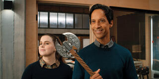 Jessie Ennis e Danny Pudi in Mythic Quest 2x04