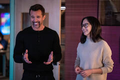 Rob McElhenney e Charlotte Nicdao in Mythic Quest 2x09