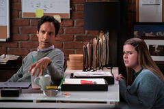 Danny Pudi e Jessie Ennis in Mythic Quest 2x09