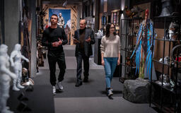 Rob McElhenney, F. Murray Abraham e Charlotte Nicdao in Mythic Quest 2x09