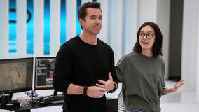 Rob McElhenney e Charlotte Nicdao in Mythic Quest 3x02