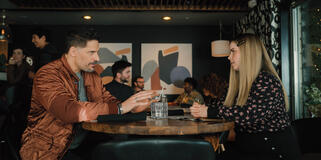 Joe Manganiello e Jessie Ennis in Mythic Quest 3x04