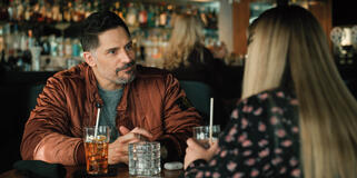 Joe Manganiello e Jessie Ennis in Mythic Quest 3x04